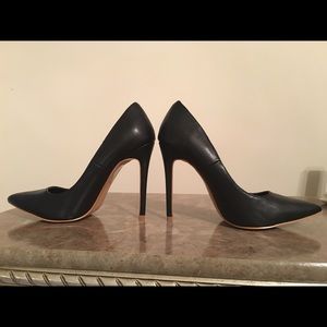 Brand new never been worn Black pumps