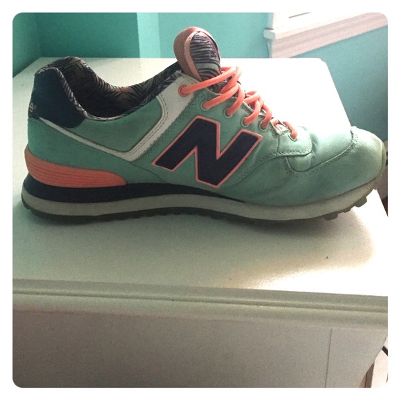 Island New Balance (women size 9)