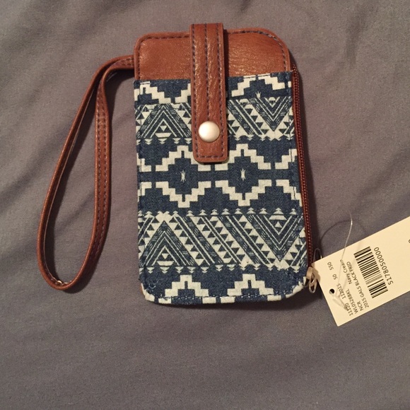 Buckle wristlet