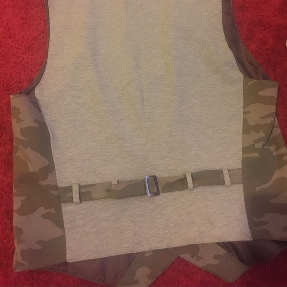 A vest - Picture 2 of 3