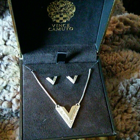 Vince camuto necklace and earring set