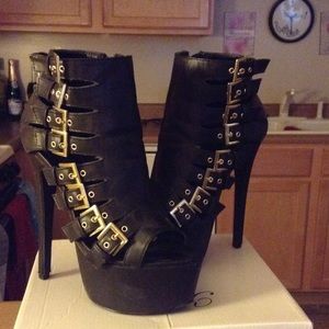 🎉HP🎉6inch FRH stilettos black with gold buckles