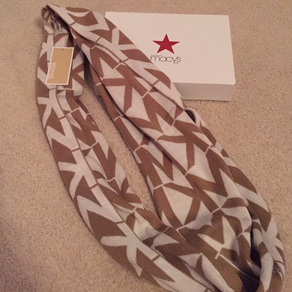 MICHAEL KORS INFINITY SCARF🎀