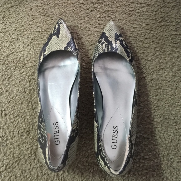 Guess pointed toe snakeskin Flats
