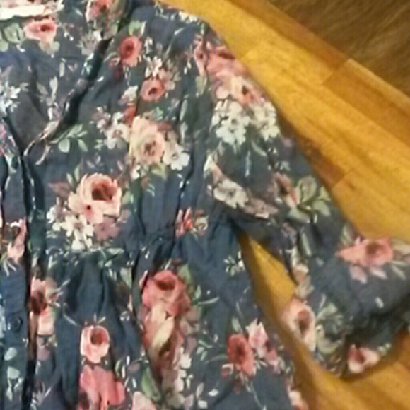 Beautiful Flower Top - Picture 2 of 4