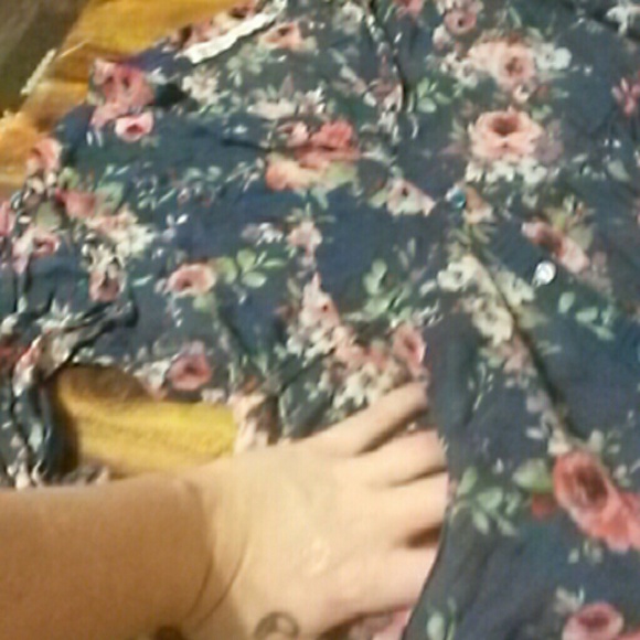 Beautiful Flower Top - Picture 3 of 4