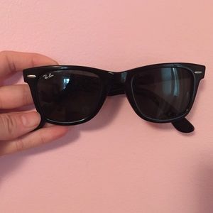 Black rayban wayfarer