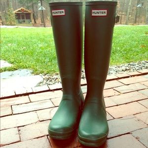 EUC Hunter boots Traditional Green size US 9/ 10F.