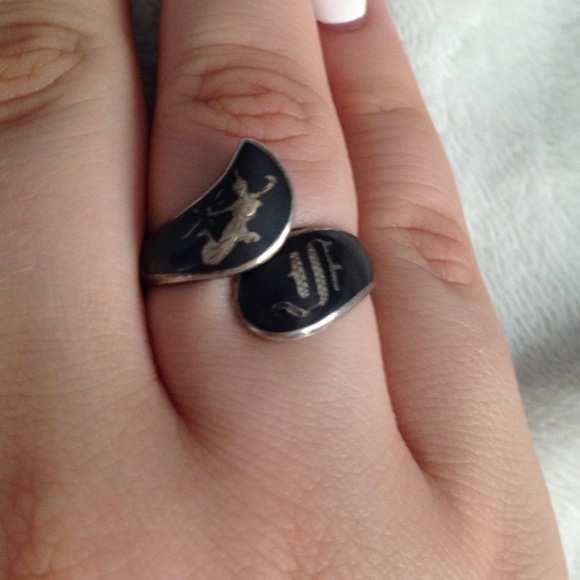 Ring - Picture 2 of 3