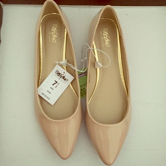 Pointed toe Nude flats