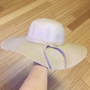 Rare Brandy Melville Alessia hat cream tan