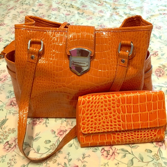 🎀Liz Claiborne shoulder bag and matching wallet🎀