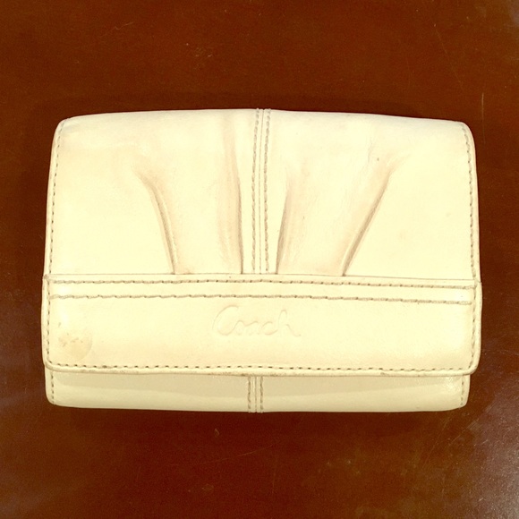 Coach small wallet with some wear (authentic)