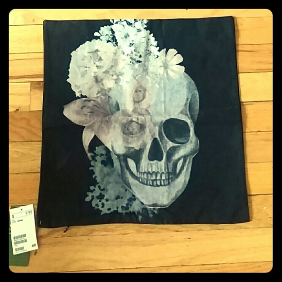 H&M skull & roses cushion cover