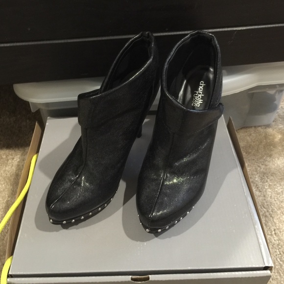 Black heel shoe