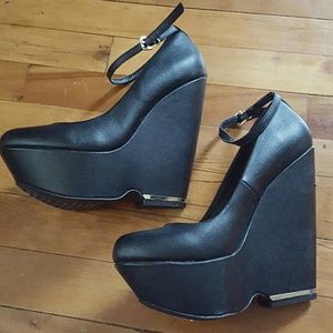 **SOLD**Bamboo Brand Black Wedge size 8 Womens