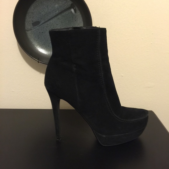DKNY Donna Karan New York Black Suede Booties. - Picture 1 of 4