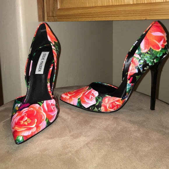 Steve Madden Shoes - Steve Madden floral pumps