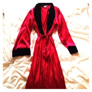 Sexy red robe with velvet trimming