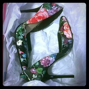 BRAND NEW Floral heels