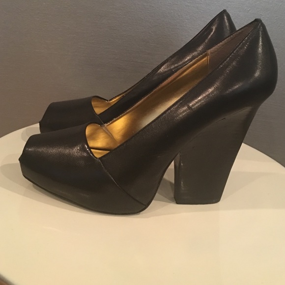 Shoes - Picture 6 of 8