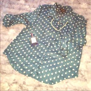 ✨Adorable polka-dot top✨