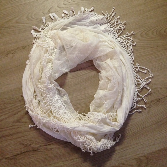 Accessories - Beautiful Ivory Mixed-media Scarf