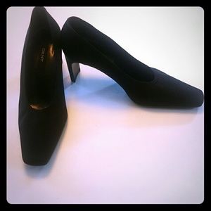 DKNY Sophisticated Pumps