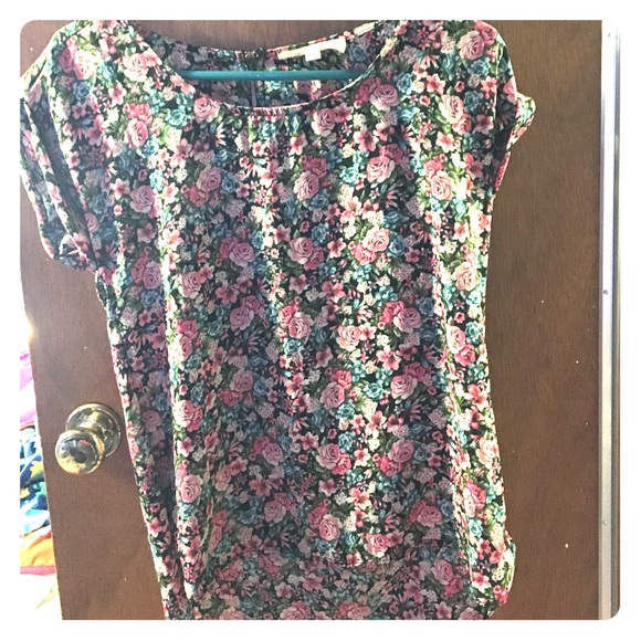 Floral shortsleeve top. - Picture 1 of 1