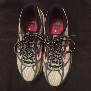 Size 10 Brooks Dyad 8 running shoe