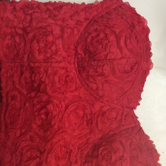 3-D floral bustier crop top - Picture 3 of 3