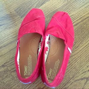 Red and grey snowflake toms