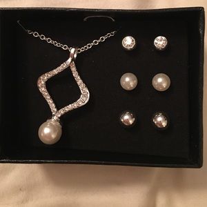 Avon pearl necklace and stud earring set
