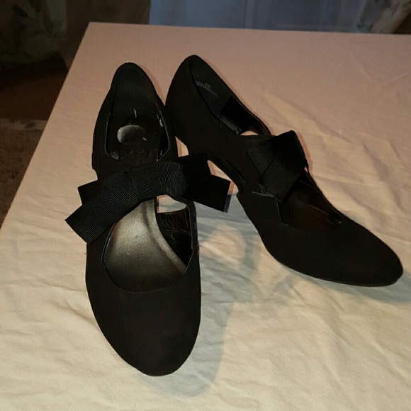 Bow tie heels