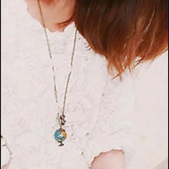 Beautiful vintage inspired globe necklace. - Picture 2 of 4