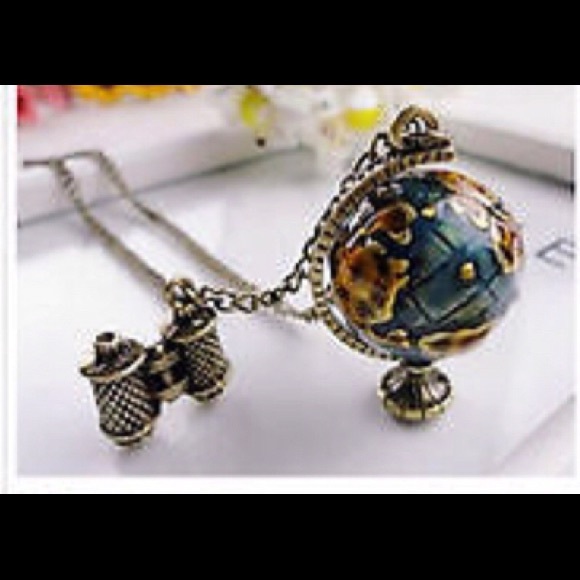 Beautiful vintage inspired globe necklace. - Picture 3 of 4