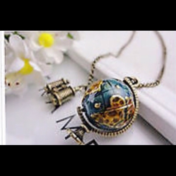 Beautiful vintage inspired globe necklace. - Picture 4 of 4