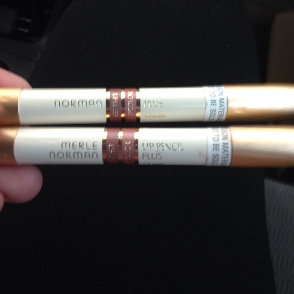 Merle Norman double lip pencil. GUAVA