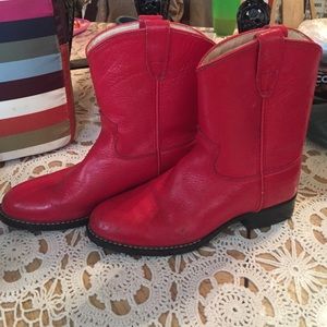 Short lengt red cowboyboots for women or teengirl