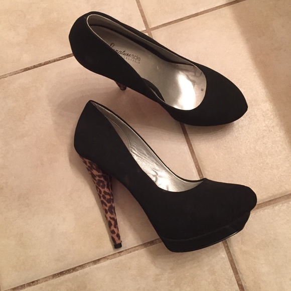 Black/leopard/pink bottom pumps