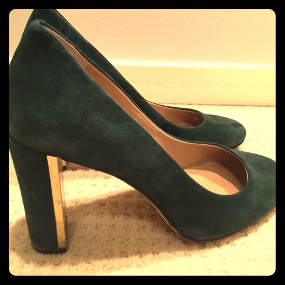 Hunter green Banana Republic suede heels w gold