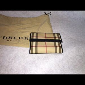 Small women's Burberry wallet - like new!