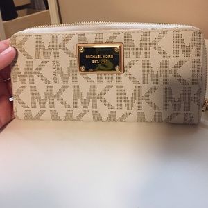 Michael Kors Jet Set Zip Around Continental Wallet