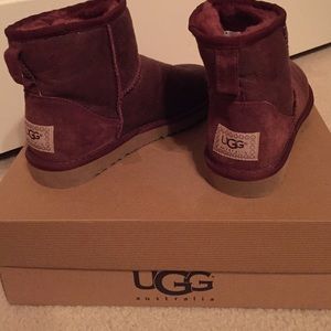 AUTHENTIC MAROON CLASSIC MINI UGGS!🎀
