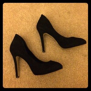 Black high heels supper cute barely worn size 8