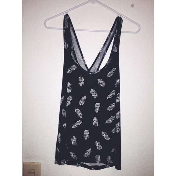 A cute black & white pineapple top 🍍