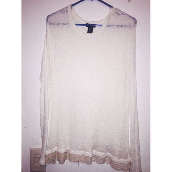 Cute white long sleeve with lace ✨