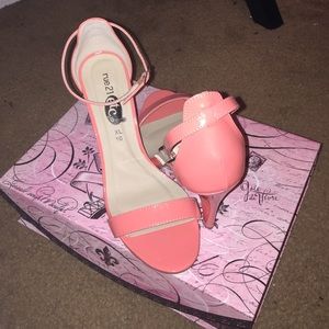 Coral color Open to heals