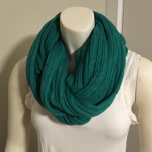 Green Cable Knit Scarf - Picture 4 of 4