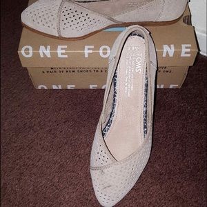 NIB Toms taupe flats